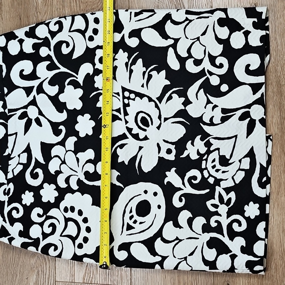 Talbots Textured Cotton Black & White Bold Floral Print Knee Length Pencil Skirt - Picture 12 of 14